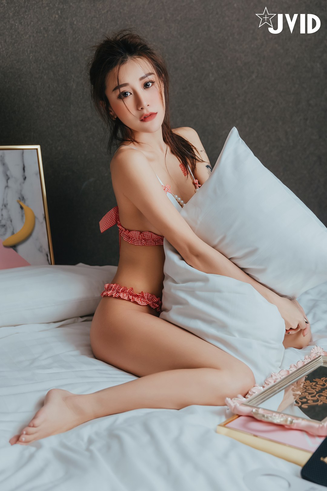 JVID NO.701 Lara Fan 日夜双囍写真：红格比基尼+珍珠吊带，慵懒床榻间的性感与甜美