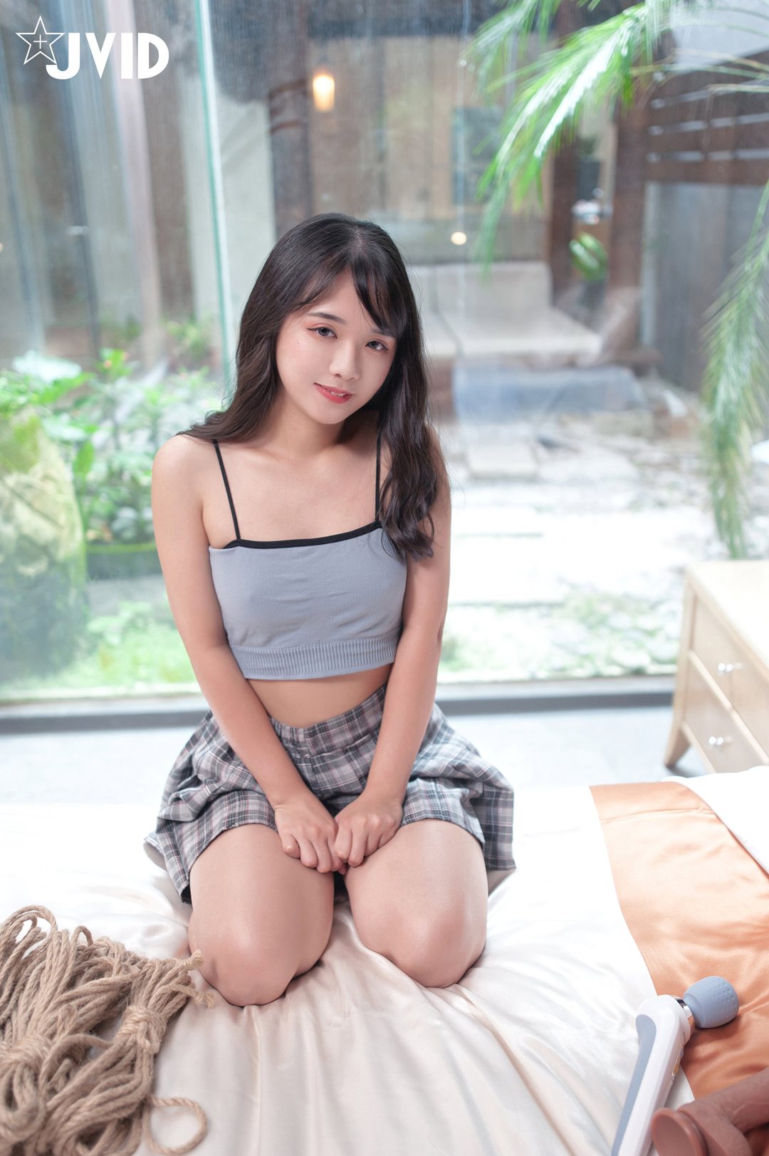 JVID NO.717 加加喵体验：灰吊带+格裙，玻璃窗前的清新少女感写真
