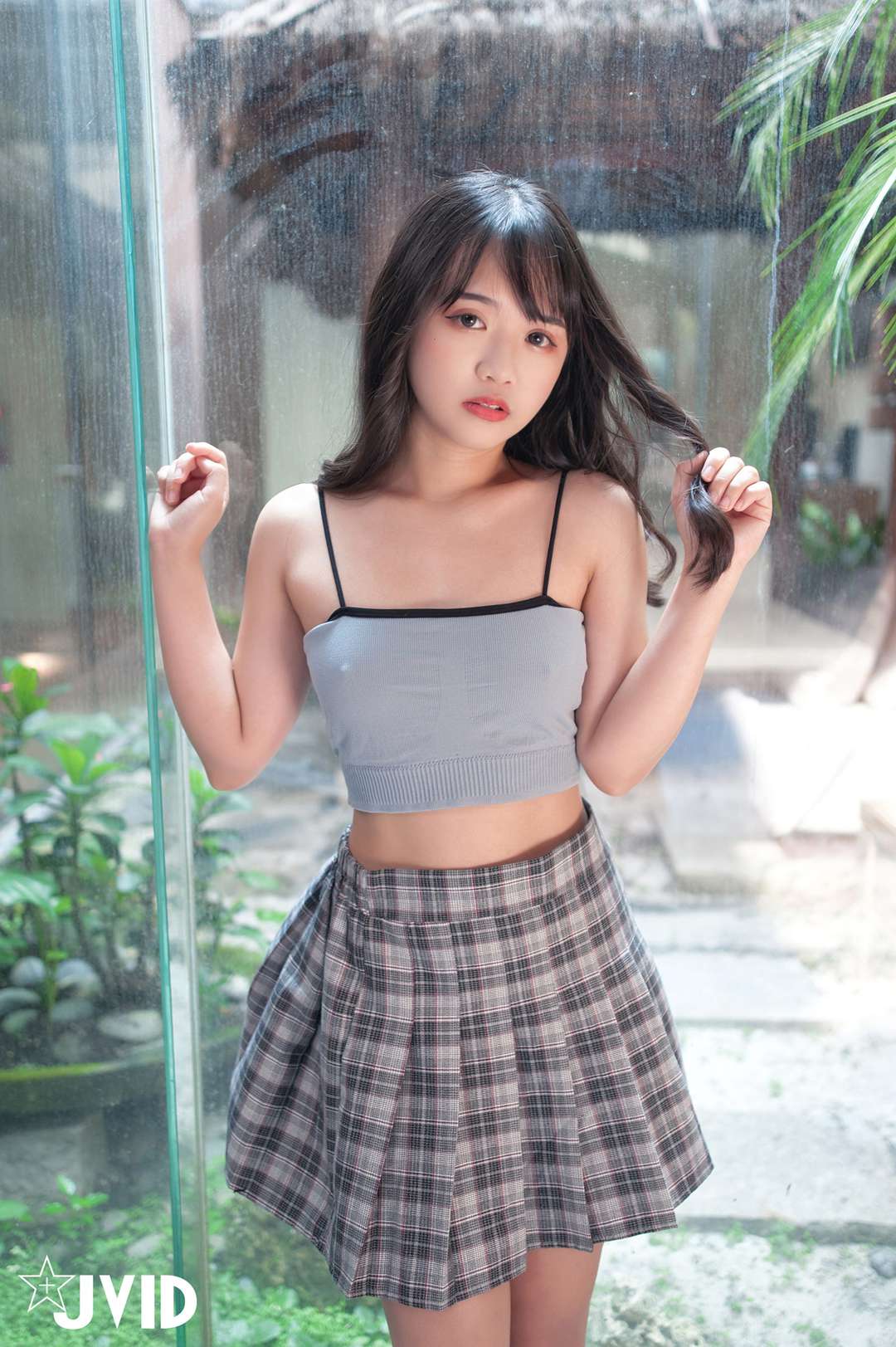 JVID NO.717 加加喵体验：灰吊带+格裙，玻璃窗前的清新少女感写真