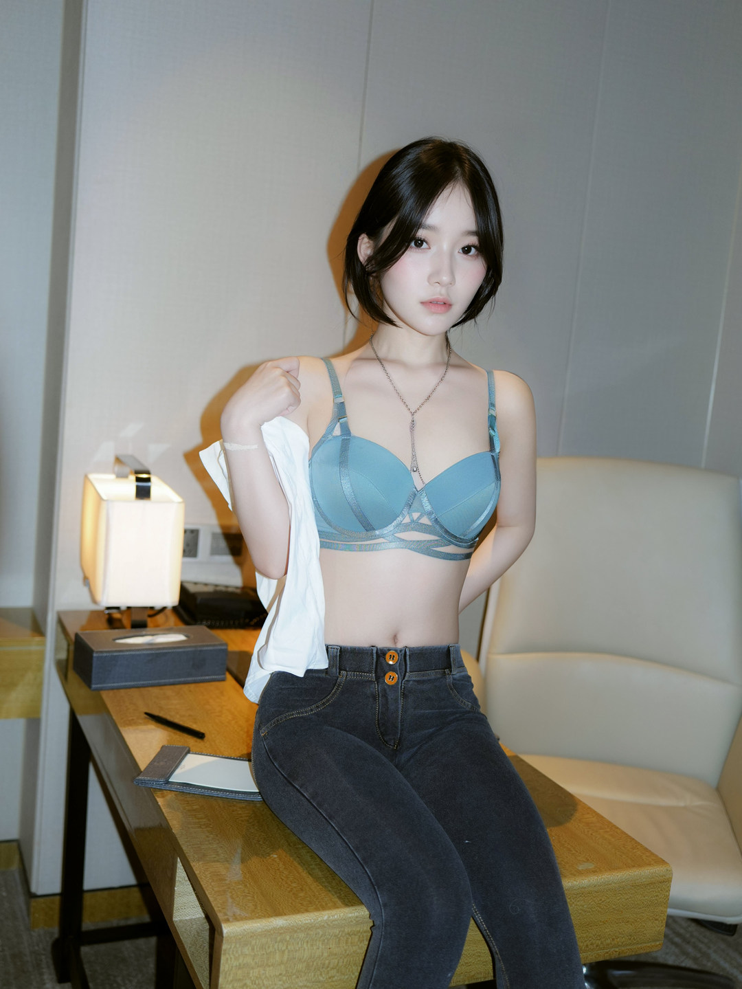 秀人网阿汁汁汁最新私房写真，湖蓝内衣搭配深色牛仔裤酒店简约室内清新高清套图